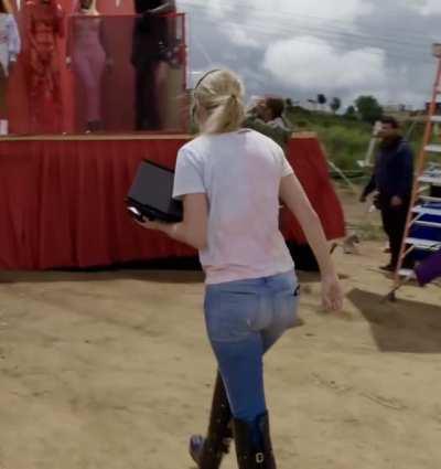 Taylor’s big booty in jeans