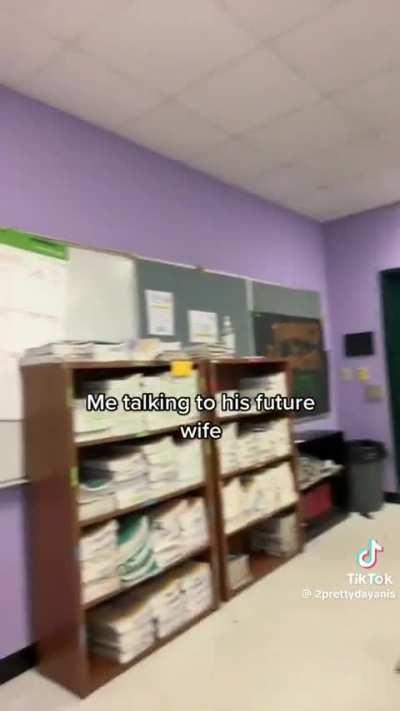 she looks so thick 🥵 could just imagine kissing her while grabbing her ass😋