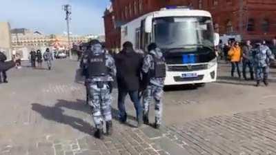 A detained Russian protester singing the state anthem of #Ukraine, during the anti-war protest in Moscow.