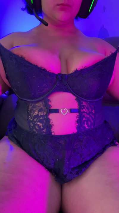 would u jerk off to pics from a bigger girl like me?