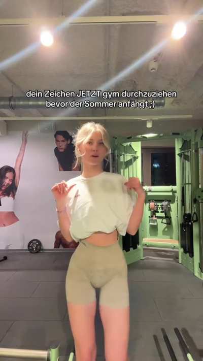 HQ version of that gym video! She's so built now like a snowbunny!