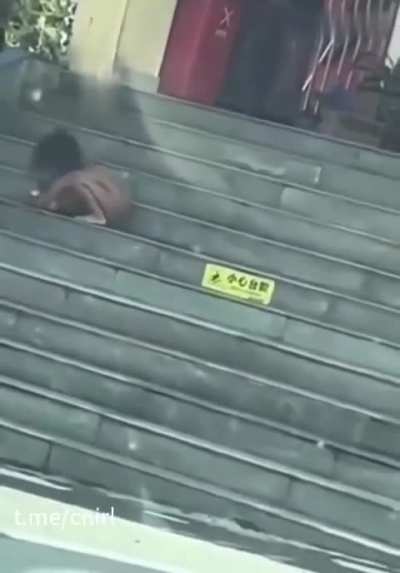 10月16日，四川一高速停车场出现“野人小孩”的视频引发广泛关注。