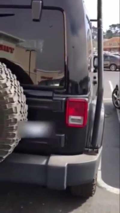 Lady blames someone else for her shitty parking job