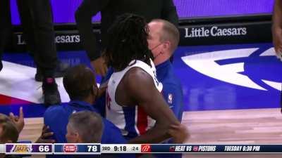 [Highlight] Lebron and Isaiah Stewart get tangled at the free throw line and has to get held back