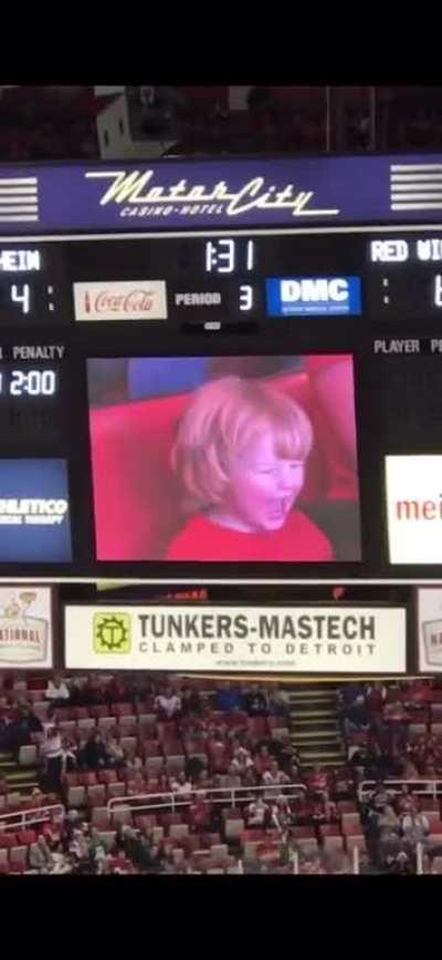 Cameraman knows what the crowd likes