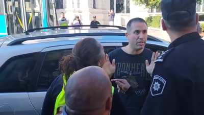 Taxistas protestan contra las app de viajes frente a la Terminal de Ómnibus en Rosario. El chofer de esta Suran acababa de levantar a policías, que tuvieron que bajarse.