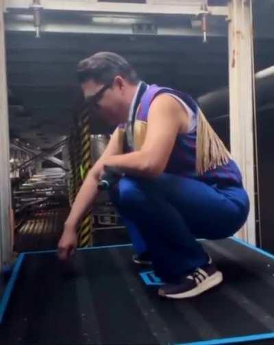 Psy introduces himself