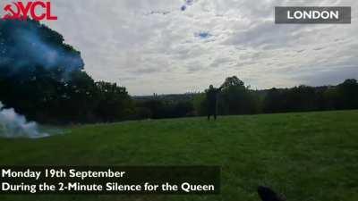 Disrupting the 2-minute silence from 11:55am at locations across Britain, members of the Young Communist League protested against the anti-democratic environment fostered in the wake of the death of Queen Elizabeth II 🚫👑⛓️