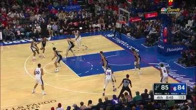 [Highlight] Harden perfectly threads the needle after the screen leading to the Embiid slam!