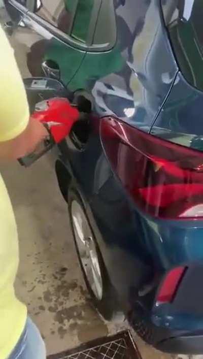 Average bolsonaro 🐂 enjoyer celebrates after falling gasoline prices