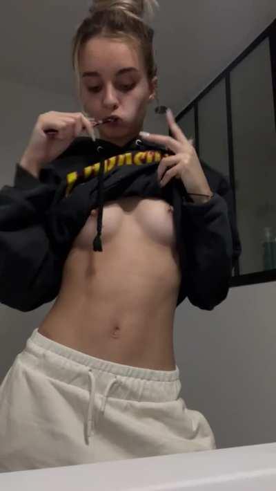 just getting ready for bed, maybe you want to join me and get my mouth dirty again haha... a little goodnight flash for you