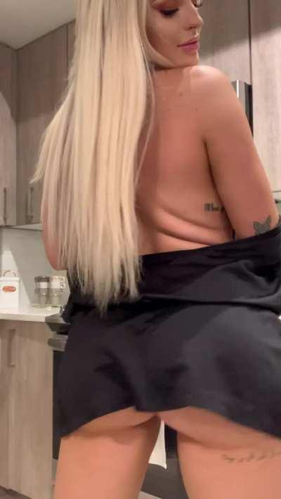 Do You Like This Blonde ? ( Her Free Album In Comment )