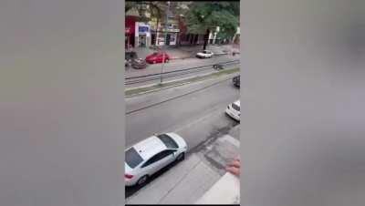 Tucumán: Grupo de vecinos ayudó a un hombre que llevaba un bolso de dinero destinado a sueldos de trabajadores de salud y fue abordado por motochorros, los delincuentes están detenidos