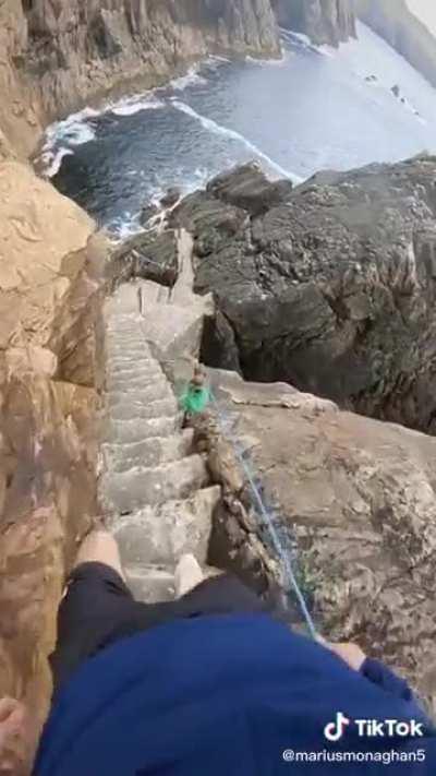 Stair with no handles 💀