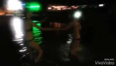 2 Girls fight in the Ocean