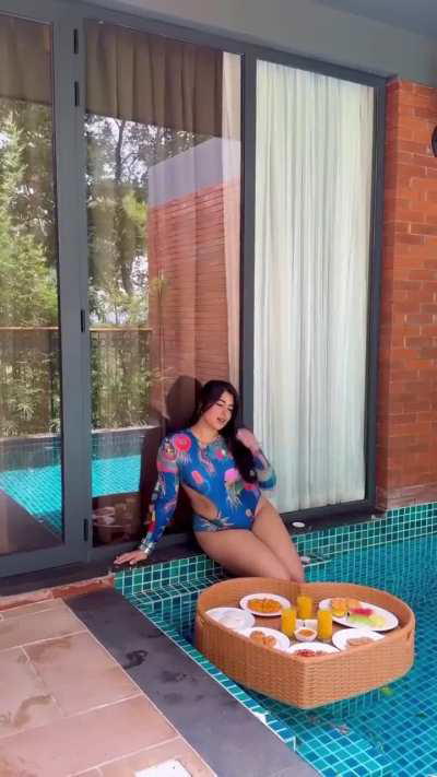 Nikita Sharma Sexy Thighs 😍