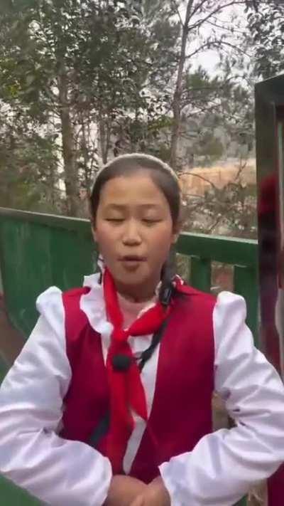 Little girls lined up to lecture CCP’s propaganda