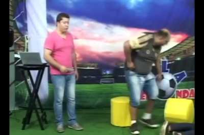 Os caras foram fazer um programa num estúdio sem ar condicionado, com um calor de 40 graus lá fora, o resultado não poderia ser diferente KKKKKKKKKKKKKKKK