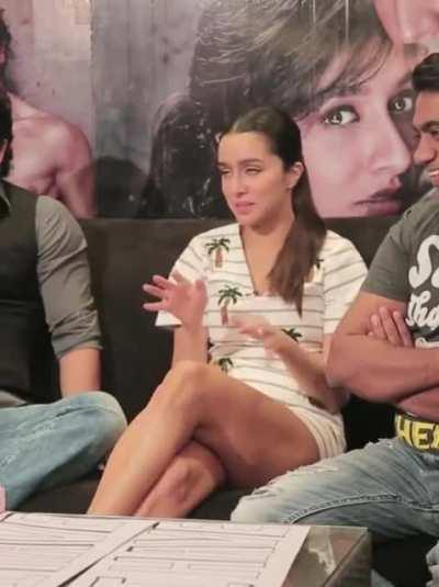 Shraddha Kapoor 🤤 Queen of meaty thighs always makes me weak .. Do you think she shows them off purposely?