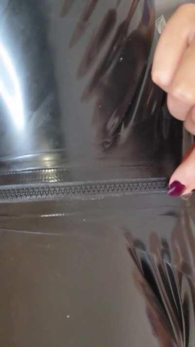 Drop your age of you'd cum on my shiney black second skin 