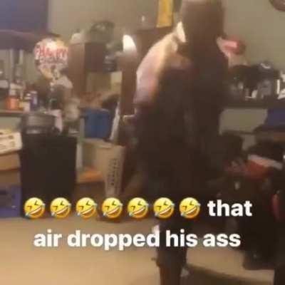 unc ah den got dropped by the air 😭😭😭