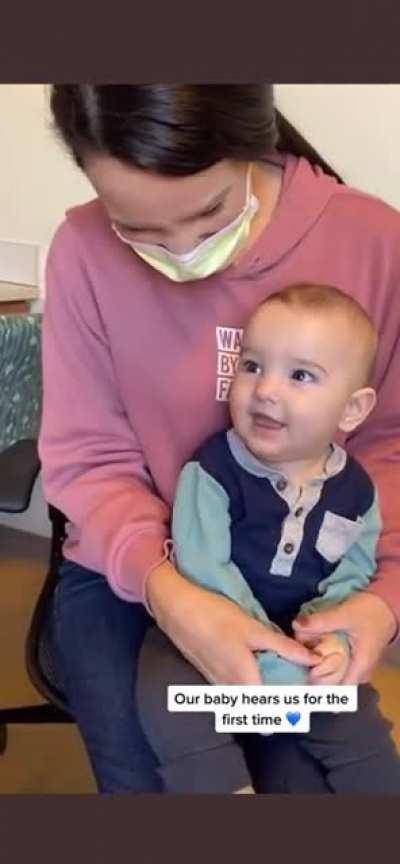 Малыш слышит в первый раз.