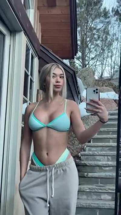 She’s so fucking bad 🤤