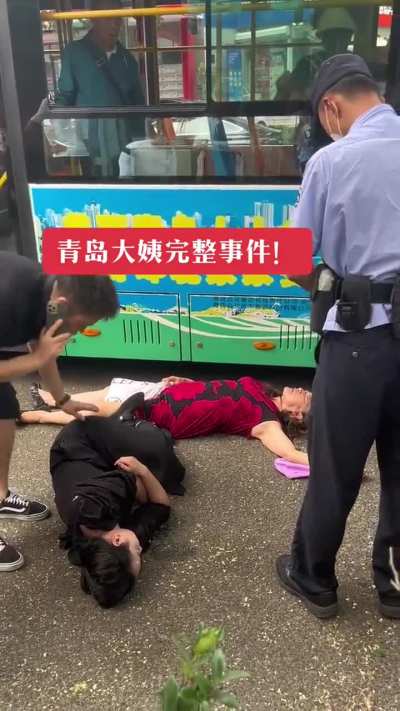 网友叙述：近日青岛，老太太在楼上一直往楼下扔垃圾，泼大粪，搞得楼下没法做生意，之前商家找过她好几次没用，报警了警察说了也没用，老太太还拒门不见。今天好不容易遇到了，老太太还恶意伤人，与其理论过程中老太太倒地不起…