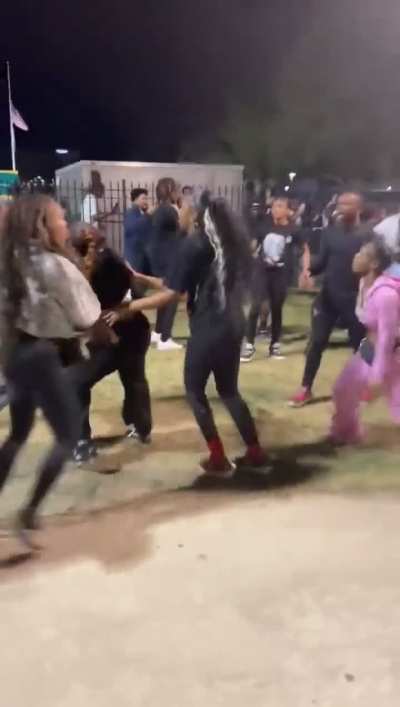 Girl Fight - Girl Gets Jumped w/ Everybody Swinging Before Police Officers Arrive ?v? Fight