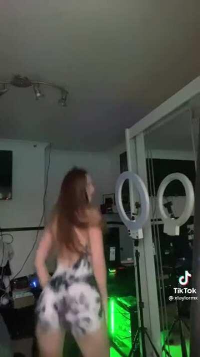 Gag this booty shaker