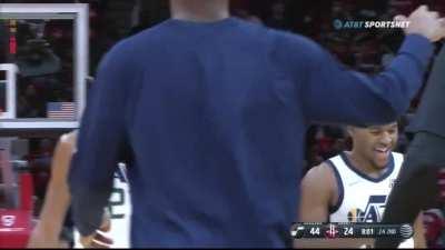 [Highlight] Eric Paschall defends Jingling Joe because no one on the Rockets dares to, Ingles splashes it anyway