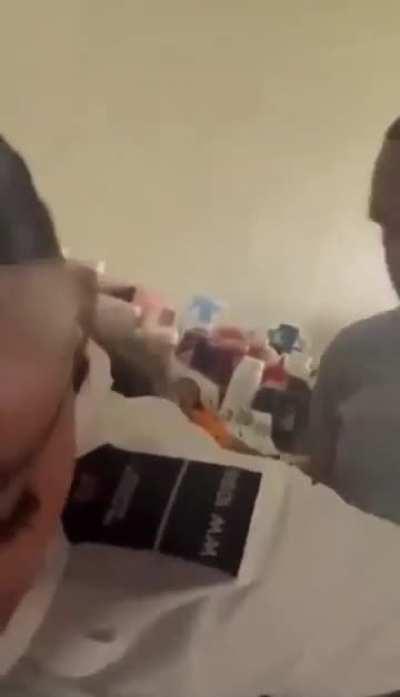 İngiltere’ de kadın gardiyan mahkumlar ile birlikte oluyor