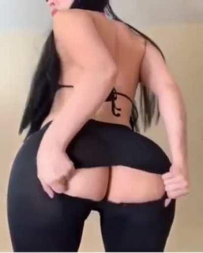 The way that ass popped out so smoothly 🍑...😍