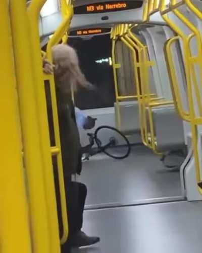 O cara fez um drift com a bike ???