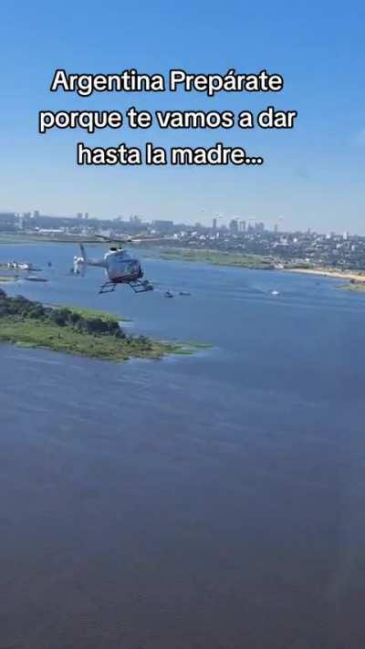 ¿Alguien sabe que les anda pasando a los Paraguayos? Ya me cruce videos de este estilo en varias redes y no entiendo nada