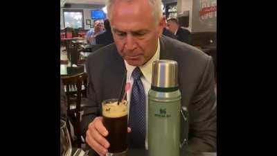 El embajador de Estados Unidos en Argentina aprobó en Córdoba el fernet con coca: “I like it”