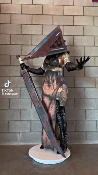 Crazy thicc cosplay 😩