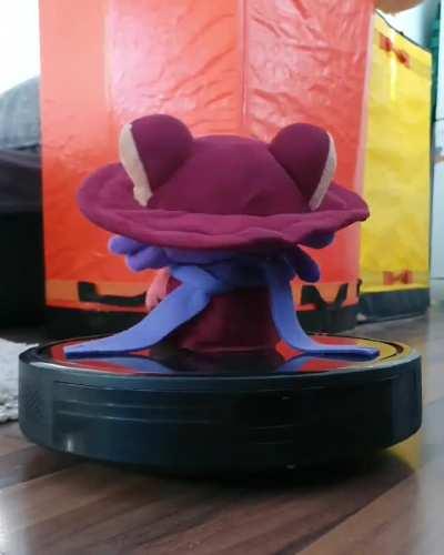 Niko spins on a Roomba - Plushie Version