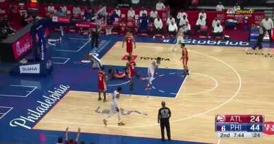 [Highlight] Dwight Howard detonates at the rim and lands on John Collins' chest