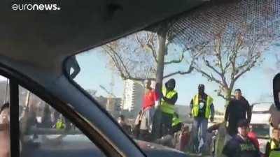 police officers in panic as they are stuck in traffic and getting ambushed by rioters (Lyon, 2019)