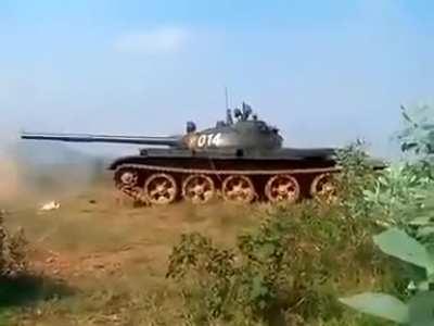 A rare clip of a T-62 main battle tank of the Vietnamese army firing its 115 mm main gun during a live fire exercise, the Vietnamese Armor Corps only had about 70 T-62 tanks in its reserve