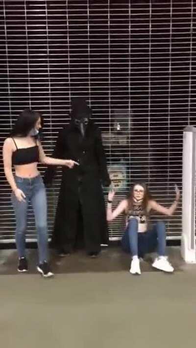 Córvido pone a temblar las piernas de una rubita