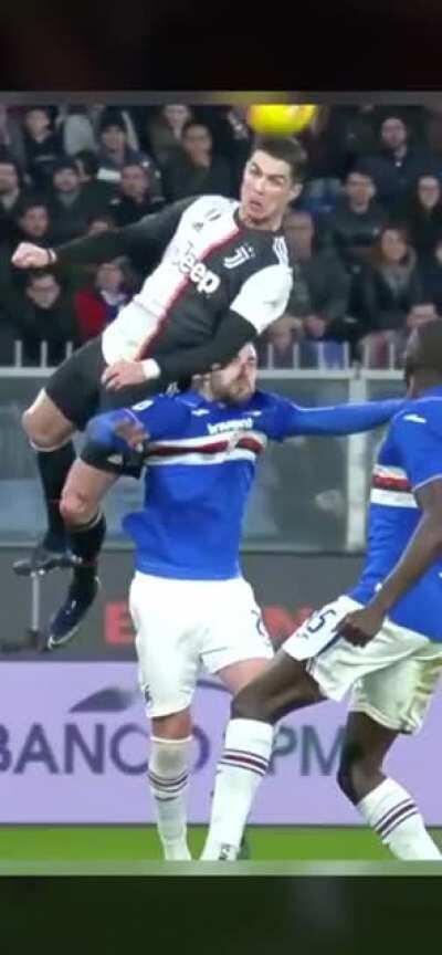 Низко летит - к дождю