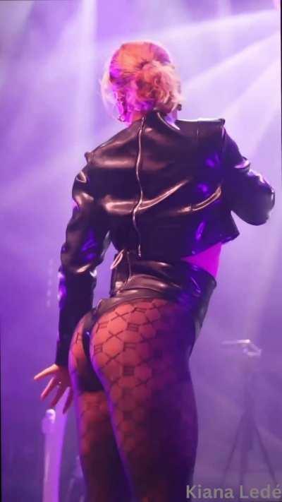 Twerking on stage 🍑