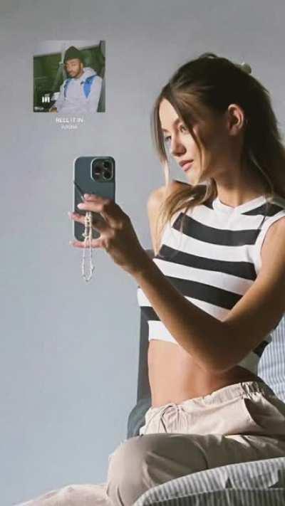 Selfie to mirror (IG story)