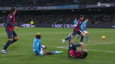 Replay and closer look at Oshimen assist for third Napoli goal.