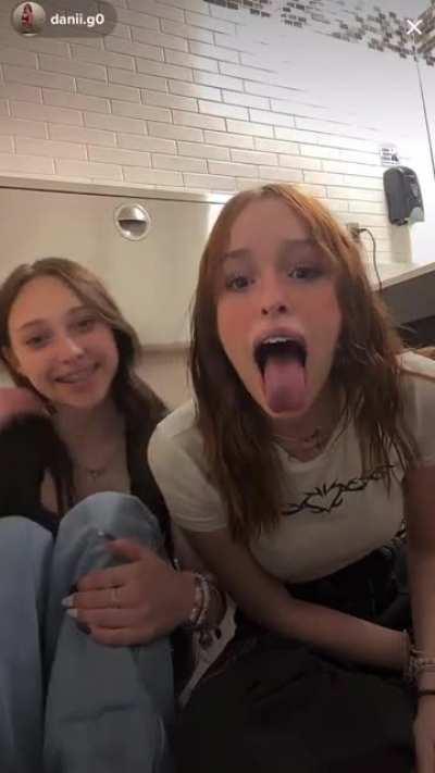 Girl on right a real life cartoon character 😻