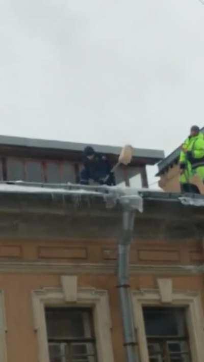 Technologies of the 21st century for knocking down icicles in St. Petersburg