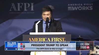Milei dando parte de su discurso en ingles en la Gala de Donald Trump
