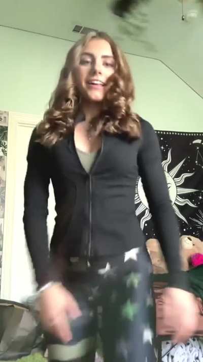 Taylor shaking it 🍑🍑🥵🥵